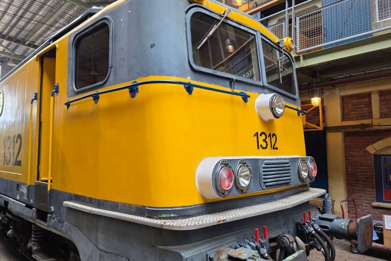 Museumlocomotief 1312 wordt bestickerd in de TCS-huisstijl